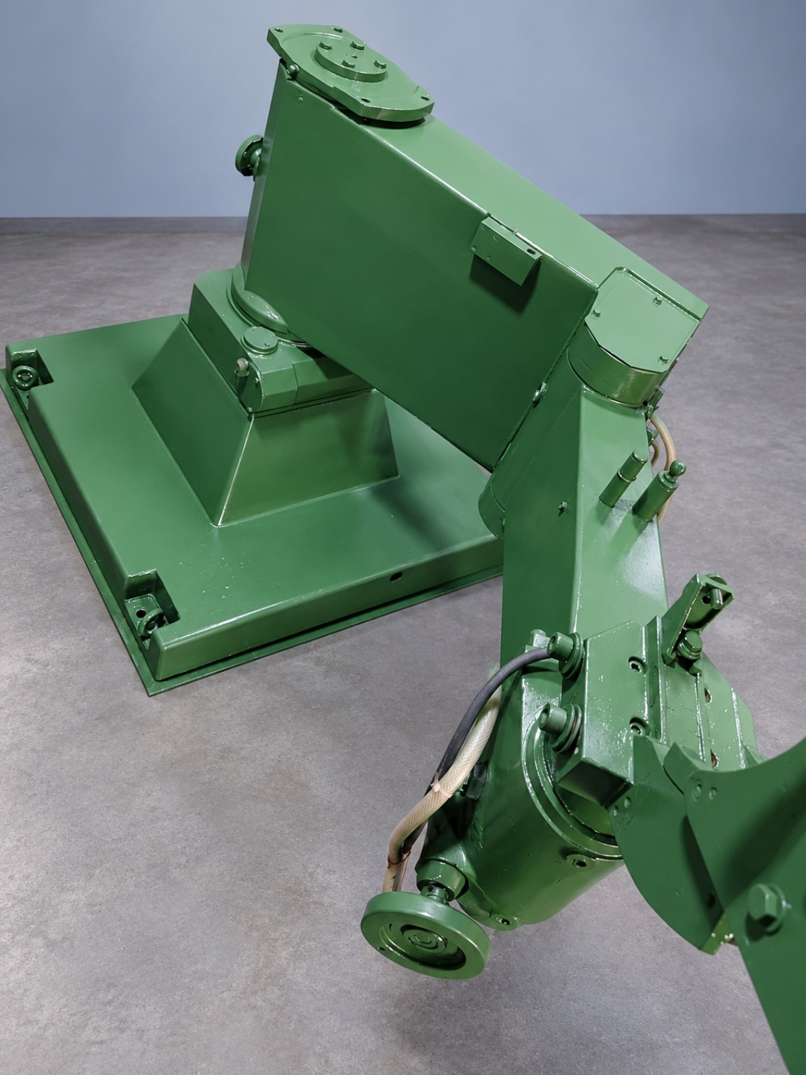 Detalle del brazo articulado y la estructura del equipo industrial verde